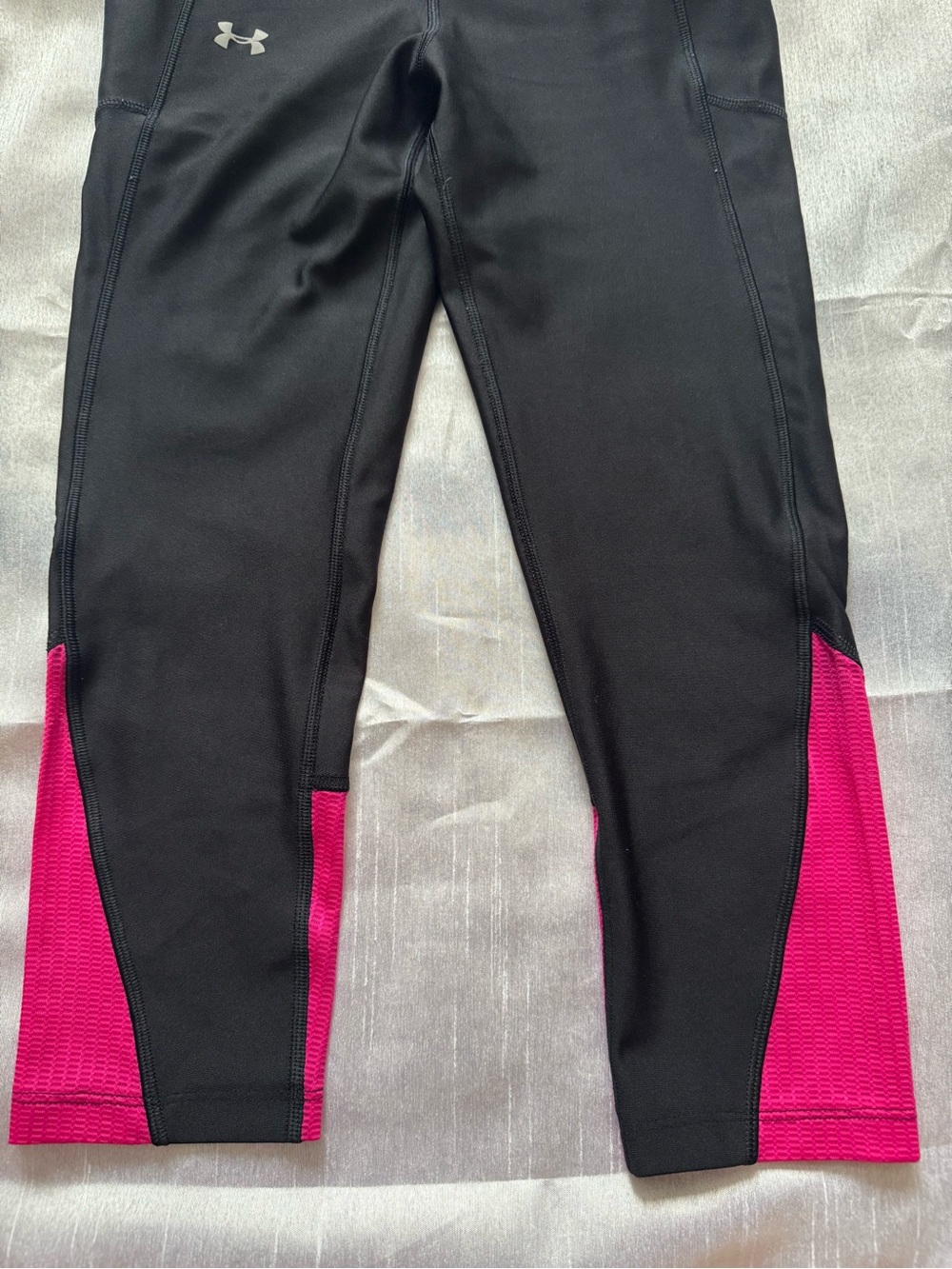 Under Armour Power In Pink Fly-By Pocket Compression Capri Leggings, S, EUC - Picture 5 of 9